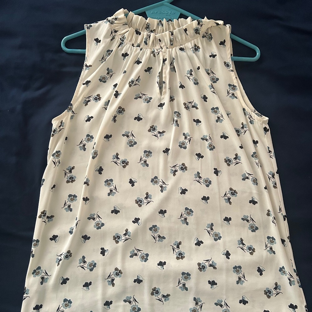 Ann Taylor white floral strechy blouse. Size XS